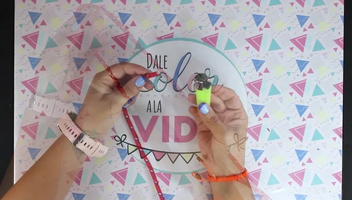 Medir y cortar la cuerda. Quemar las puntas para evitar que se deshilache (106.15)