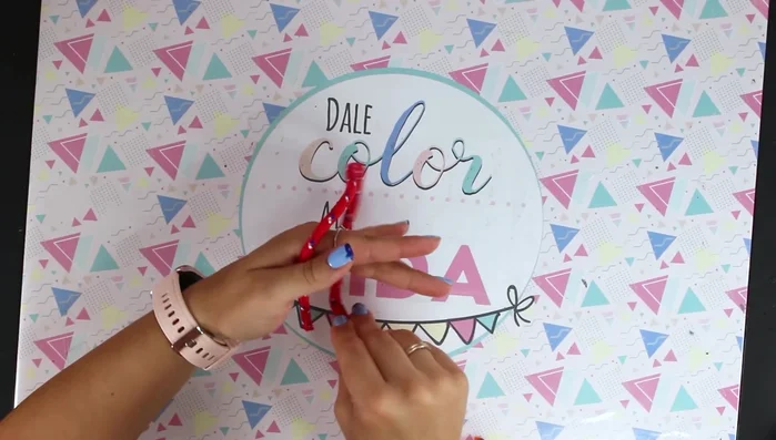 Dar cuatro vueltas subiendo, luego una quinta a la mitad y girar para enrollar a lo ancho. Repetir cuatro vueltas sin apretar mucho (130.369)