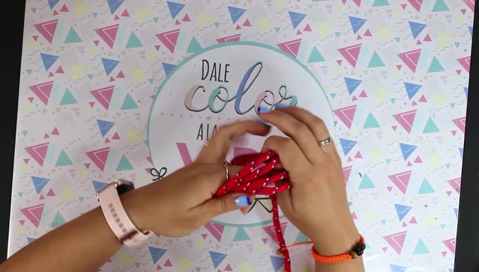 Dar cuatro vueltas subiendo, luego una quinta a la mitad y girar para enrollar a lo ancho. Repetir cuatro vueltas sin apretar mucho (130.369)