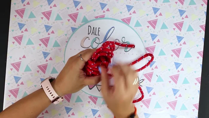 Ajustar las cuerdas, asegurándose de que ninguna quede por encima de otra (180.02)