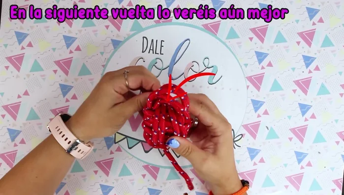 Apretar las cuerdas de cuatro en cuatro, identificando la siguiente cuerda floja para apretar (239)