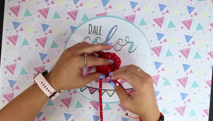 Meter el inicio de la cuerda entre las cuerdas para que quede bien apretado (367.69)