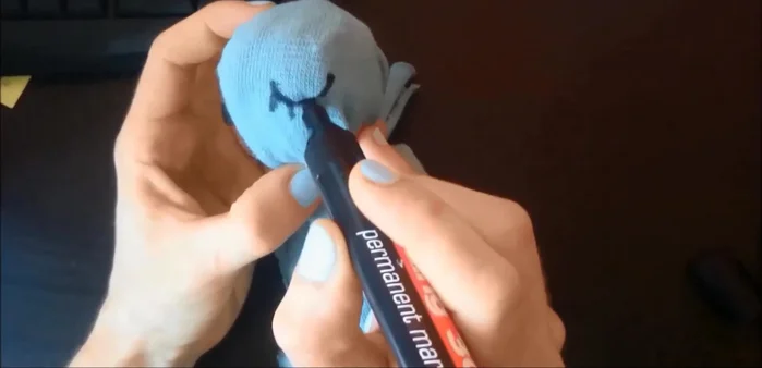 Decorar con rotulador indeleble o hilos.