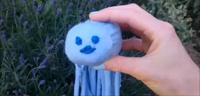 Ajustar un hilo al cuello para simular la cabeza y el cuerpo.