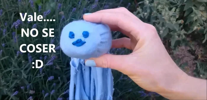 Ajustar un hilo al cuello para simular la cabeza y el cuerpo.