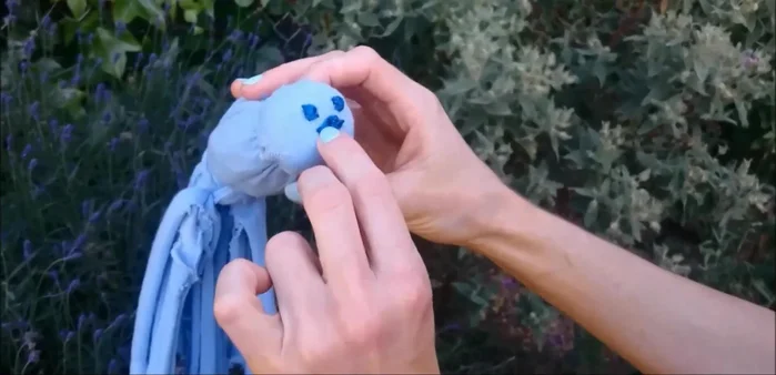 Ajustar un hilo al cuello para simular la cabeza y el cuerpo.