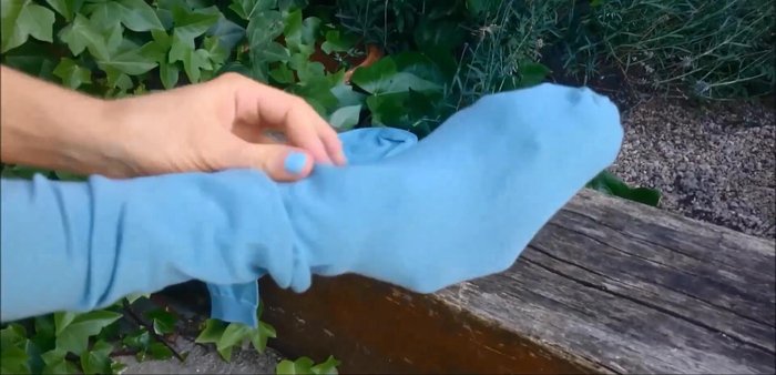 Meter el papel dentro de un calcetín y aplastarlo para que quede duro.