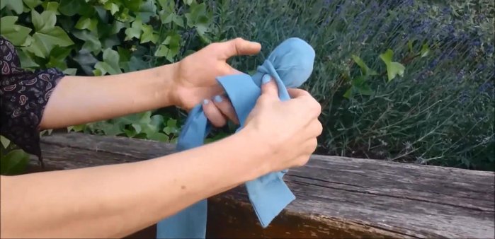 Hacer un nudo con el otro calcetín alrededor del cuello del primer calcetín (cabeza del pulpo). Apretar bien para que no se rompa.