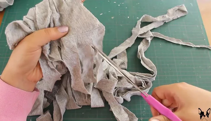 Recorta la primera tira en diagonal. Luego, recorta las dos siguientes juntas, también en diagonal. Repite este proceso con el resto de las tiras.