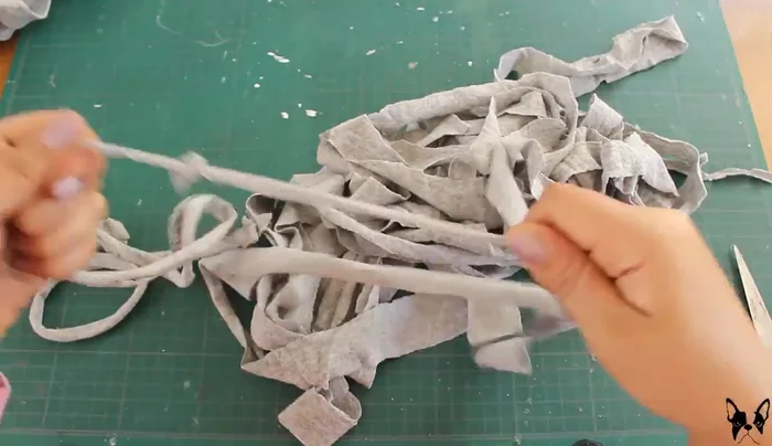 Estira las tiras para darles forma de trapillo.