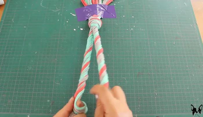 Comienza a trenzar las tiras en la misma dirección.