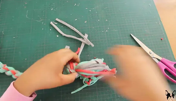 Recorta los extremos de las tiras para emparejarlas.