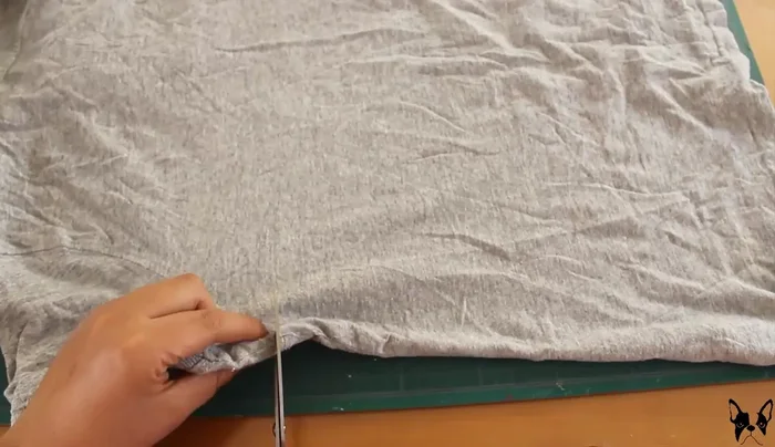 Estira bien la playera y corta por debajo de las mangas y la costura inferior.