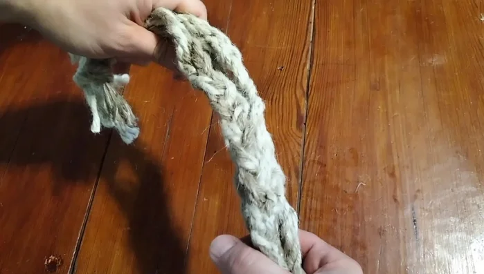 Ajuste final: Recorta los hilos sobrantes, sin cortar ningún nudo.