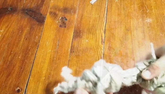 Ajuste final: Recorta los hilos sobrantes, sin cortar ningún nudo.