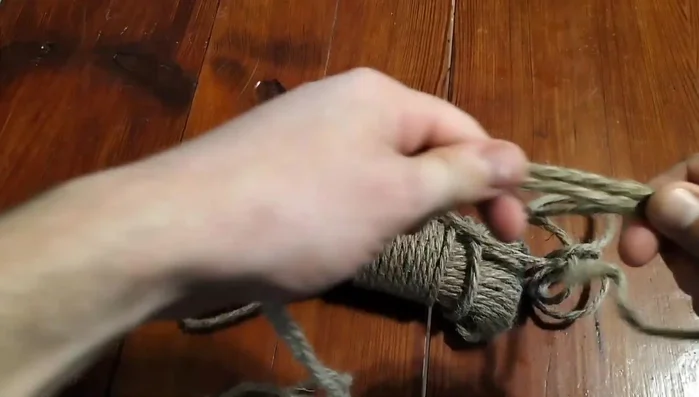 Cortar la cuerda: Recorta 27 trozos de un metro de cuerda de cáñamo.