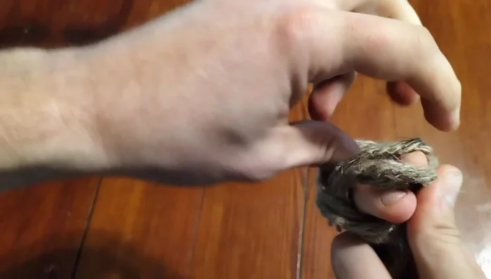 Repetir pasos 2-4: Crea tres trenzas iguales.