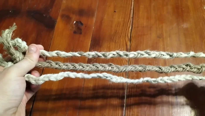 Repetir pasos 2-4: Crea tres trenzas iguales.