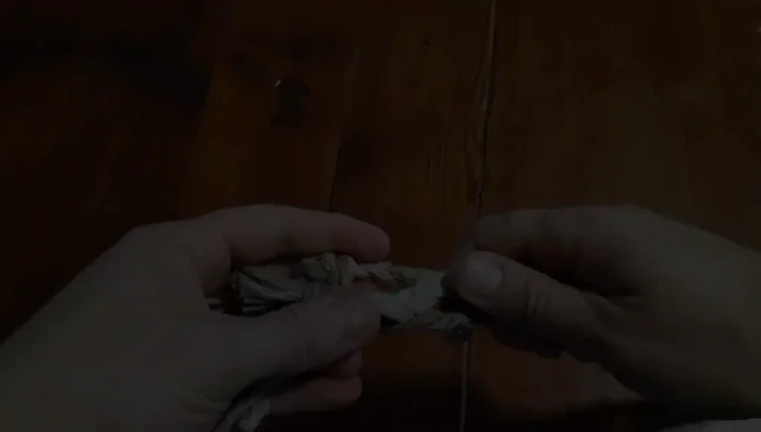 Unir las trenzas: Haz un nudo con las tres trenzas, sin apretar demasiado.