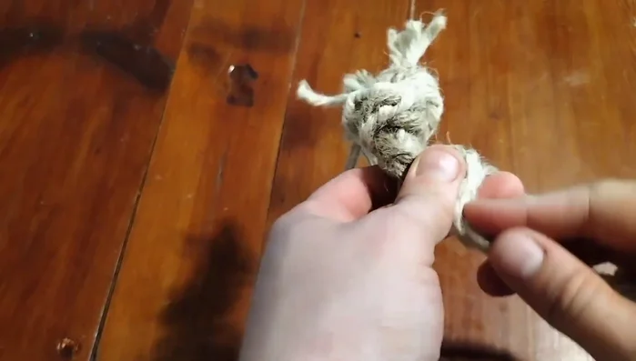 Trenzado final: Realiza un nuevo trenzado con las tres trenzas (repetir tres veces).