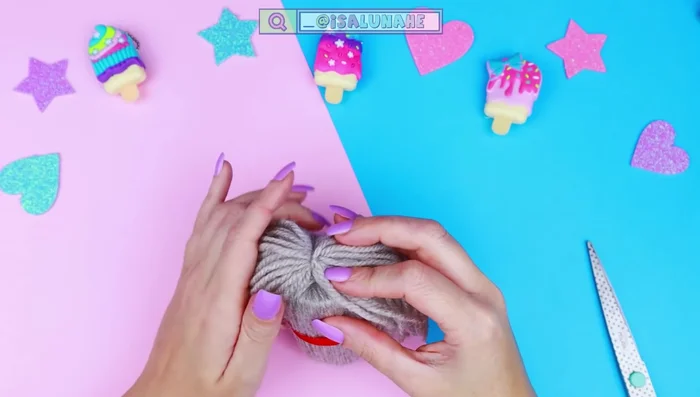 Pegar las orejas a la parte superior del tubo con silicona caliente.