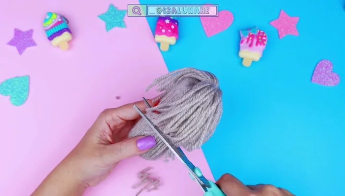 Cortar la lana aproximadamente a la mitad del collar.