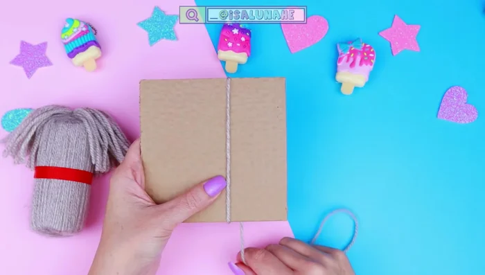 Pegar la lana a la parte inferior del cuerpo del perrito con silicona caliente.