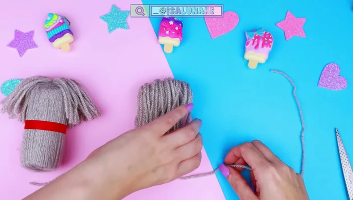 Pegar la lana a la parte inferior del cuerpo del perrito con silicona caliente.