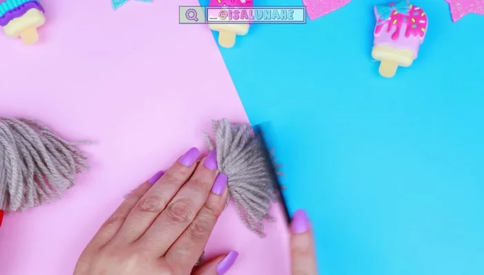 Pegar la lana a la parte inferior del cuerpo del perrito con silicona caliente.