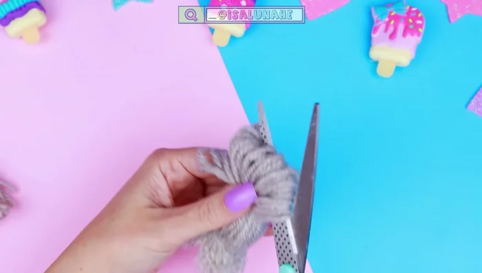 Pegar la lana a la parte inferior del cuerpo del perrito con silicona caliente.