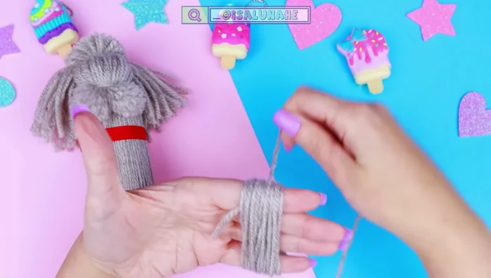 Pegar las patitas al cuerpo del perrito con silicona caliente.