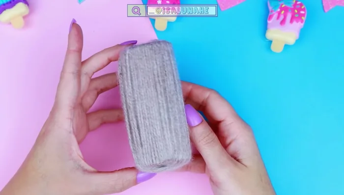 Cortar la lana aproximadamente a la mitad del collar.