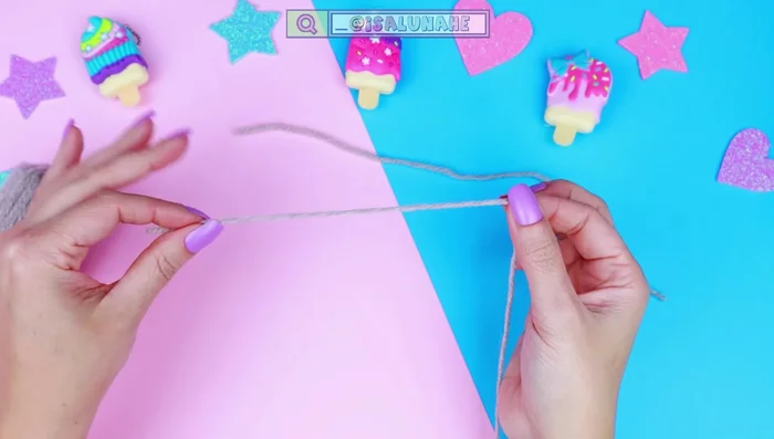 Pegar las orejas a la parte superior del tubo con silicona caliente.