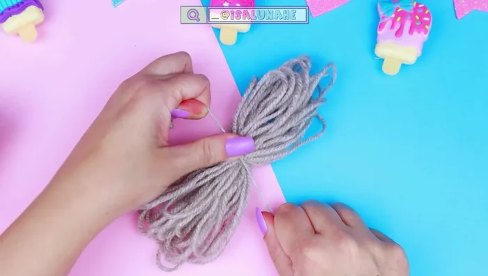 Pegar las orejas a la parte superior del tubo con silicona caliente.