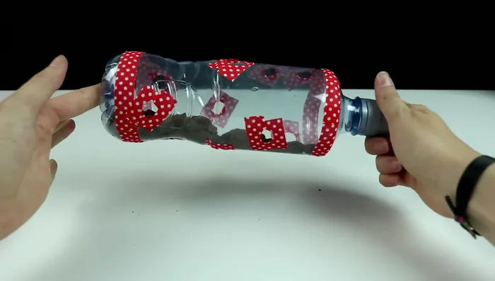 Cierra la botella con el tapón (para facilitar la recarga).