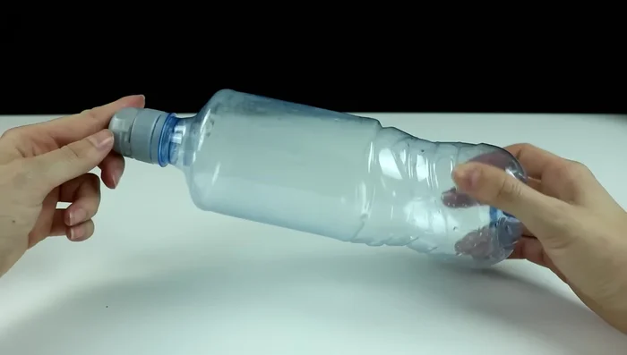 Agujerear la botella en varios puntos. Asegúrate de no dejar restos de plástico dentro.