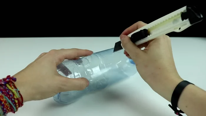 Agujerear la botella en varios puntos. Asegúrate de no dejar restos de plástico dentro.