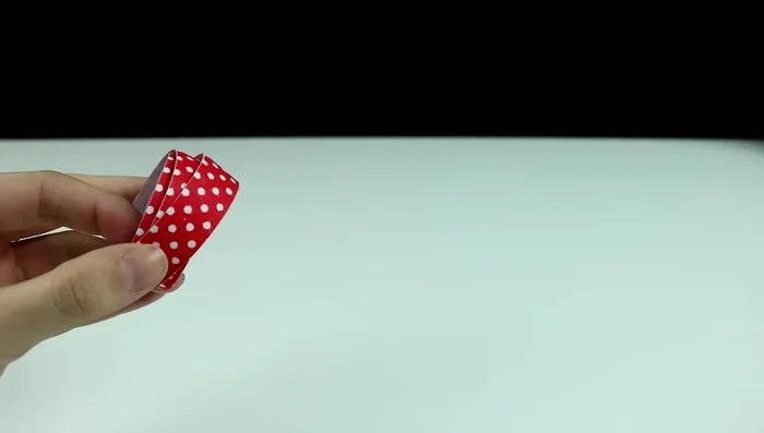 Tapar los agujeros con pequeños trozos de cinta para evitar que el perro se lastime.