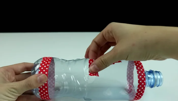 Tapar los agujeros con pequeños trozos de cinta para evitar que el perro se lastime.