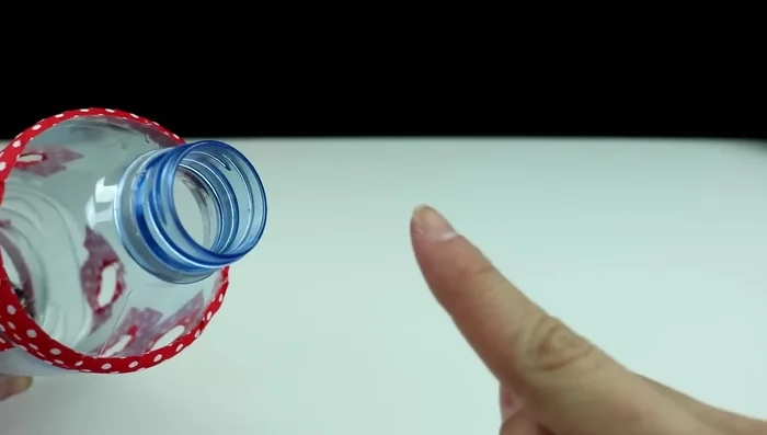 Cierra la botella con el tapón (para facilitar la recarga).