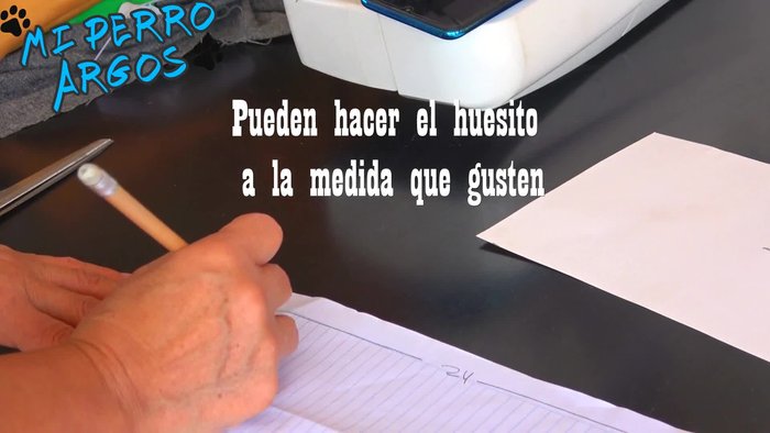 Crear el molde del huesito: Dibujar un rectángulo (14cm x 24cm), doblarlo por la mitad y darle forma de hueso, dejando 6cm a cada lado de ancho.