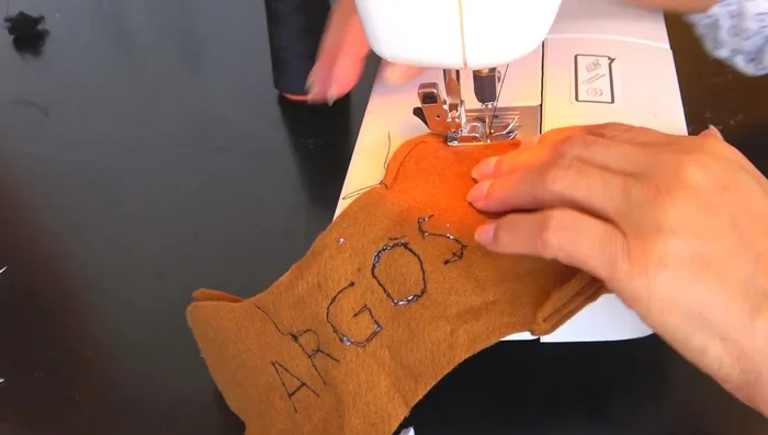 Unir las piezas: Colocar la tela con el nombre sobre la tela del huesito. Coser todo el borde con una costura recta dejando un espacio para rellenar.