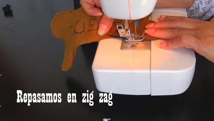 Rellenar y coser: Dar vuelta la tela, rellenar con algodón, procurando distribuirlo bien para evitar deformaciones. Finalmente coser el orificio restante.