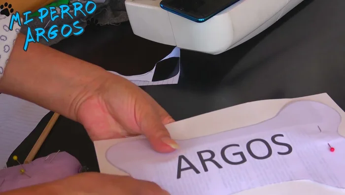 Pasar el molde a cartón: Recortar el molde en cartón para facilitar el corte de la tela. Agregar 0.5cm de margen en todo el borde para las costuras.