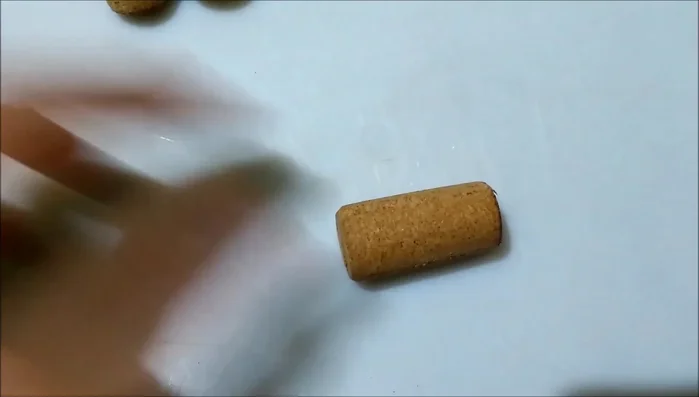 Armado de la cabeza: Pegar las orejas y los ojos a la cabeza.