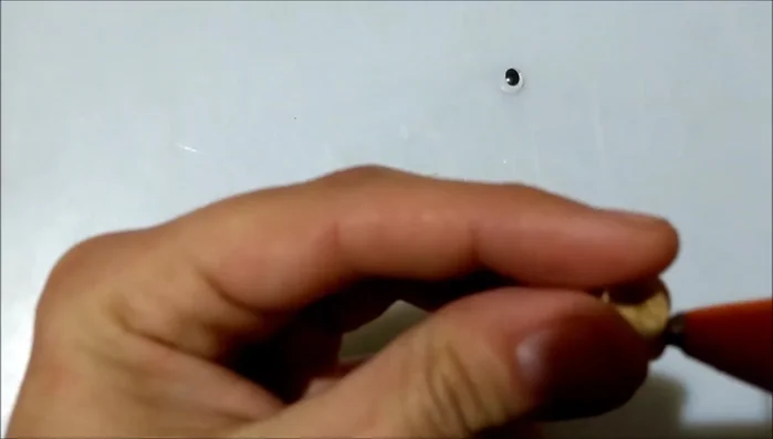 Armado de la cabeza: Pegar las orejas y los ojos a la cabeza.