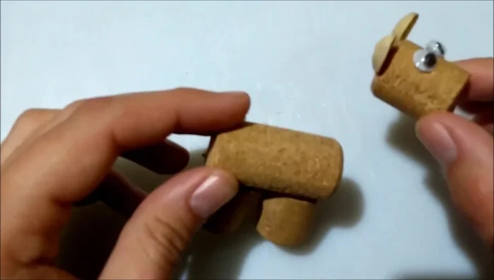 Unir cabeza y cuerpo: Unir la cabeza y el cuerpo con alambre y pegamento.