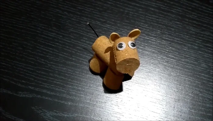 Agregar la lengua (opcional): Agregar una lengua de goma eva roja (opcional).