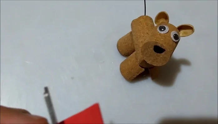 Agregar la lengua (opcional): Agregar una lengua de goma eva roja (opcional).