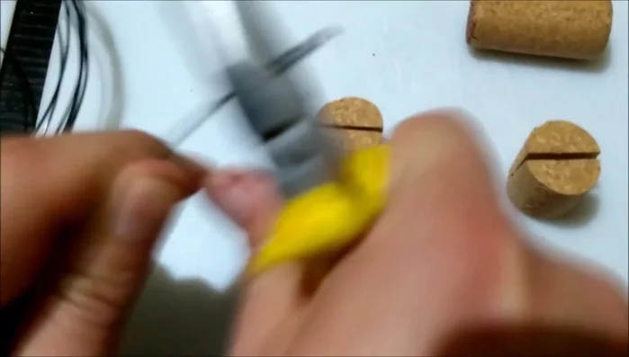 Unir las patas: Pegar pequeños trozos de alambre en cada pata con silicona caliente para mayor sujeción.